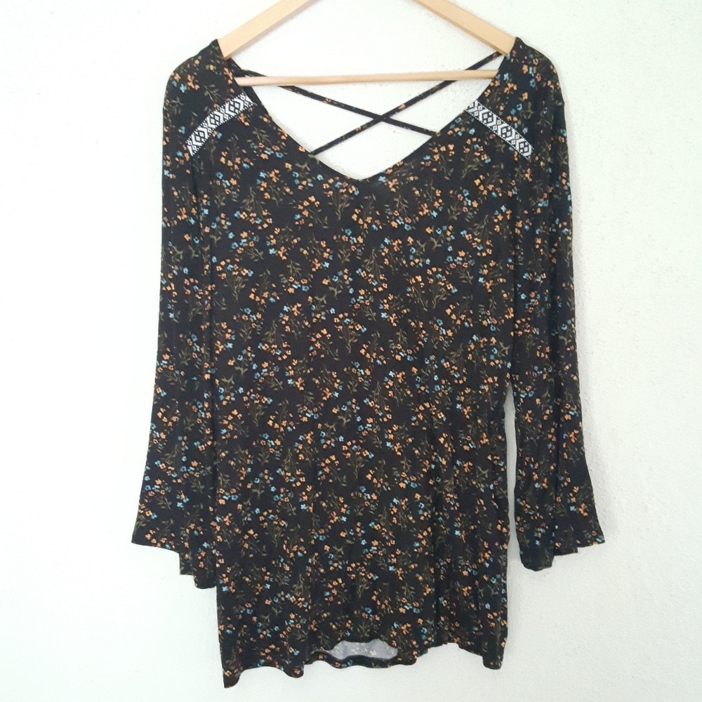 Avenue || 14/16 Plus Criss cross floral Top - Picture 4 of 6